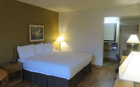 Baymont By Wyndham Fargo